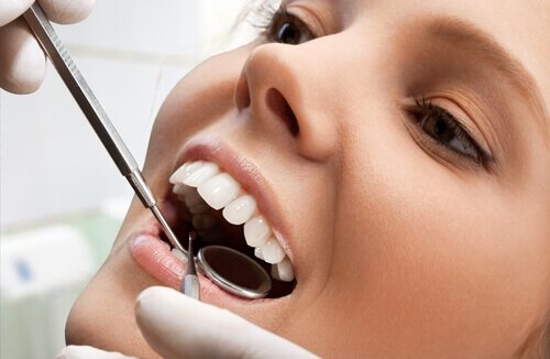 Kvinde hos tandlaegen - tegn paa vitaminmangel