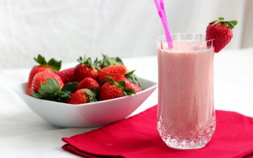 Klassisk banan jordbaer smoothie