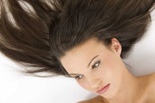 Kvinder der ligger med haaret spredt ud - vaske dit haar mindre