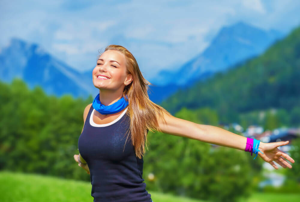 Kvinde er glad og fri i naturen