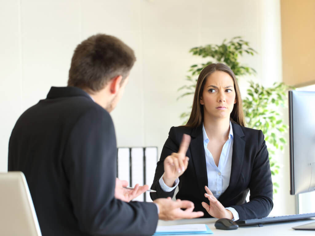 Kvinde vrikker sin finger af en mand