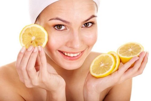 Kvinde med citron skiver
