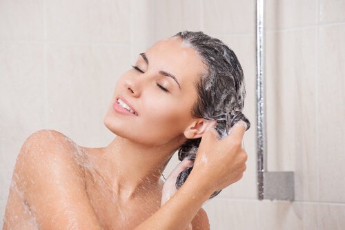 Kvinde bruger shampoo