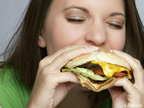 Kvinde spiser burger