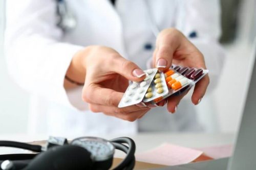 Laege giver en masse piller - forhindre din medicin