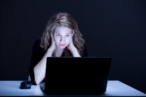 Kvinde der ser ked ud af det foran computeren - ingen venner