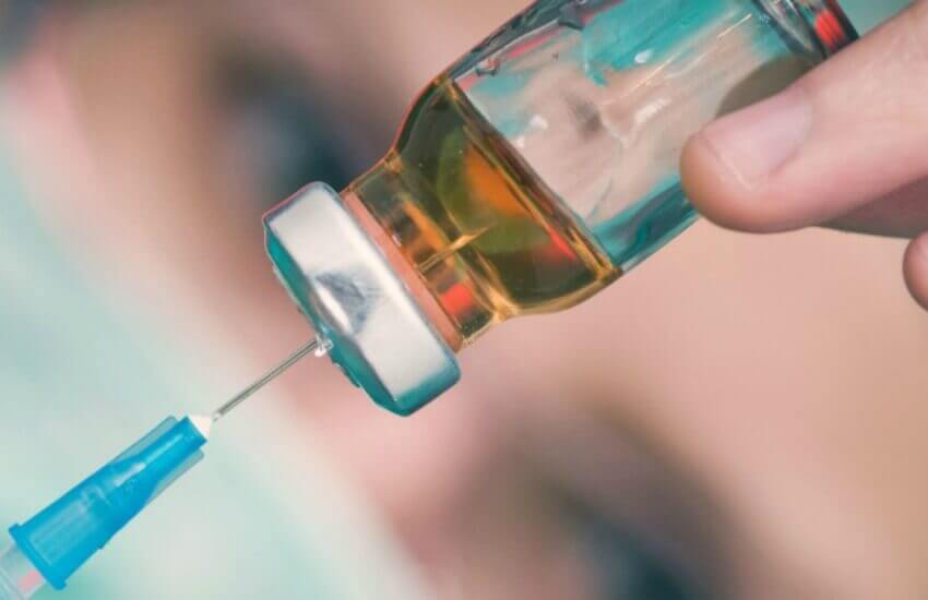 Naal i en vaccineflaske