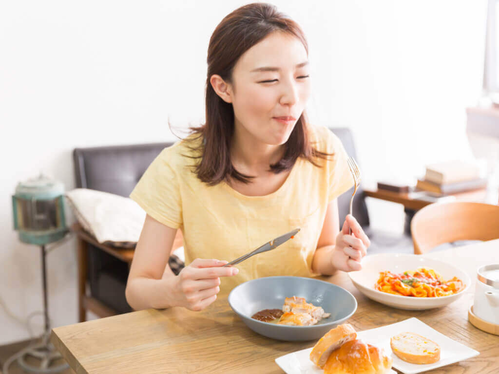 Pige spiser morgenmad