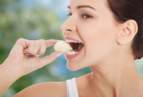 Kvinde der spiser hvidloeg - hvidloeg mod forhoejet blodtryk