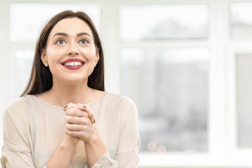 Kvinde der ser glad ud