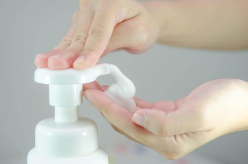 Person der bruger shampoo