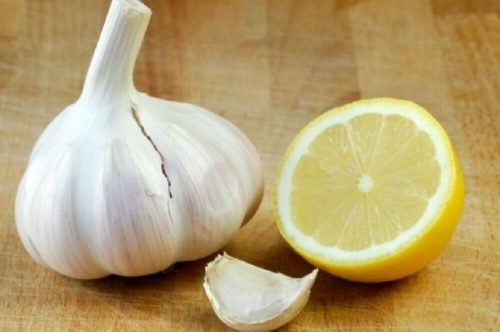 Der bruges hvidløg og citron til at lave salven