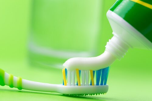 Tandpasta der bliver lagt paa en tandboerste - rense dit strygejern