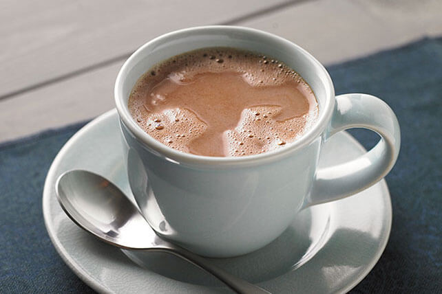 En kop varm kakao i en hvid kop.