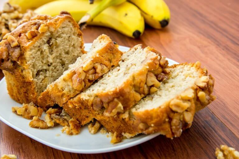 Vegansk og glutenfrit banan-valnoedbroed