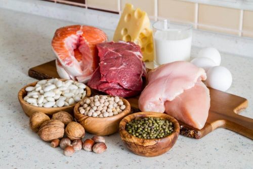 Proteinrige fødevarer er en af de mange vigtige kostvalg for at tabe sig under overgangsalderen