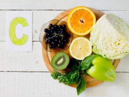 Vitamin-E,-booster-dit-immunsystem,-og-kan-findes-i-valnoedder,-mandler-og-jordnoedder.