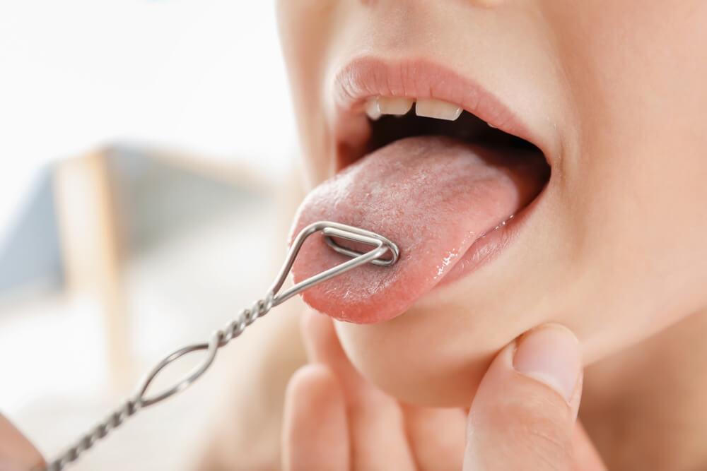 Kvinde rækker tungen ud.