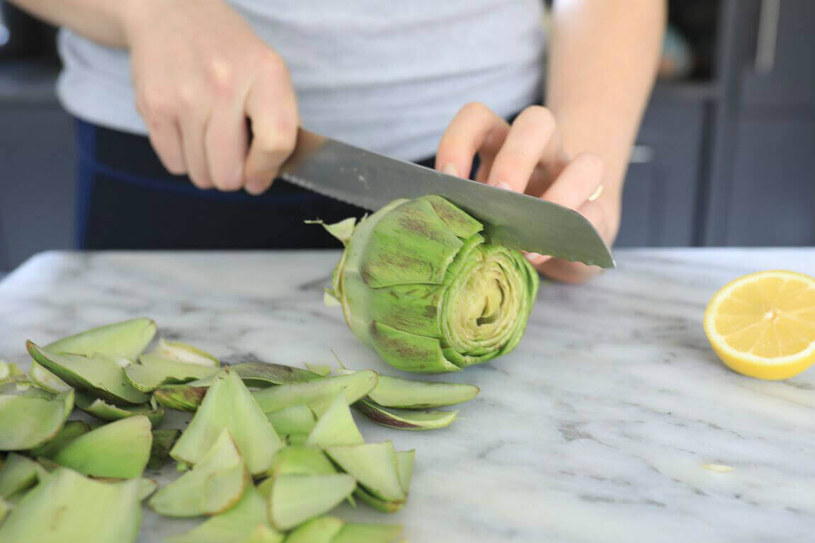 Grøntsag skæres ud.