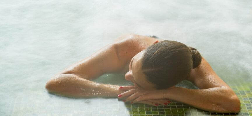 Slapper af i det varme vand.