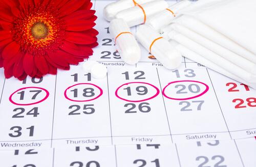 Kalender med røde cirkler.