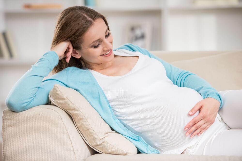 Lykkelig gravid kvinde.