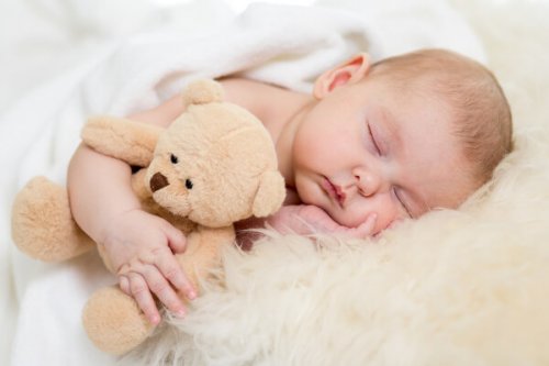Du kan nemt lære dit barn at sove igennem hele natten. Læs med for at finde ud af hvordan.