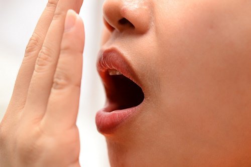 Du kan behandle halitose på mange måder, men hvis det skal være effektivt, skal du vide hvad årsagen bag din dårlige ånde er.