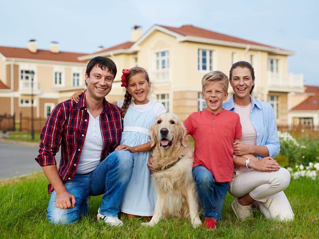 Hele familien med en hund.