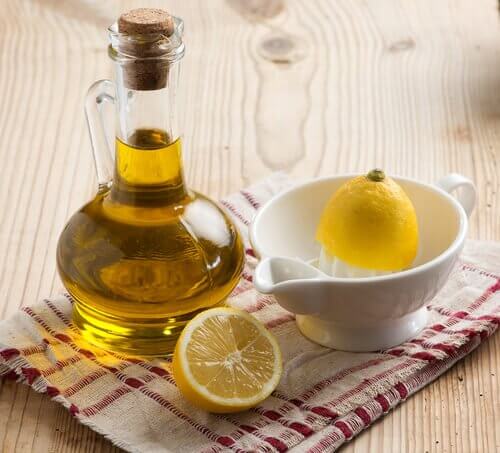 Glas med olie og en citron i en skaal