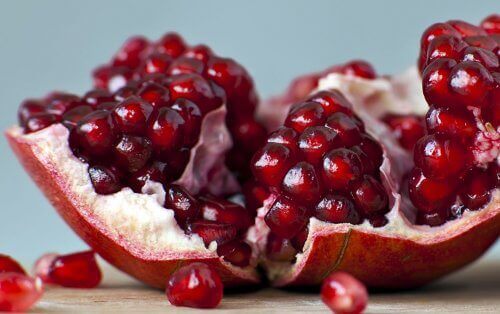 Hvis-du-ikke-allerede-har-gjort-granataebler-til-en-fast-del-af-din-kost,saa-proev-nu.