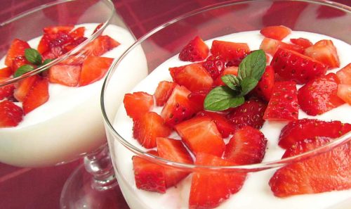 Du ved jordbær og yogurt smager godt, med ved du også det er godt, når du vil holde din hud fugtigt?