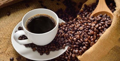 Kaffeboenner og en kop kaffe