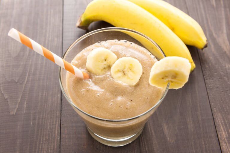 Krydret banansmoothie med gurkemeje