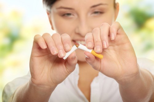 Kvinde der knaekker en cigaret