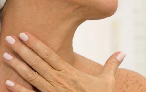 Kvinde der roerer sin hals