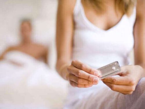 Kvinde der tager pille