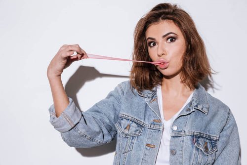 Kvinde der tygger tyggegummi