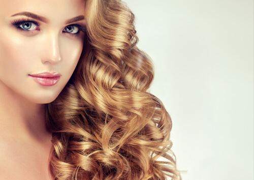 Kvinde med haar der har stor volumen