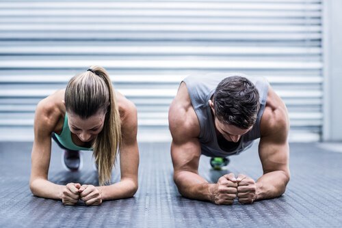 Planken er en øvelser der er godt for både kvinder og mænd. Øvelsen rammer samtlige muskler, men er især godt til at fremelske dine perfekte mavemuskler.