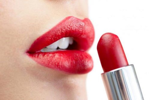 Læbestift kan være rigtig svært at gå med, fordi det smitter nemt af. Men det har vi et trick der hjælper mod.