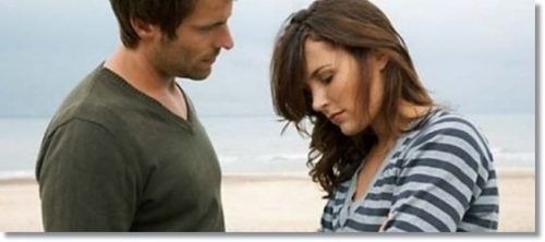 Mand kigger paa kvinde