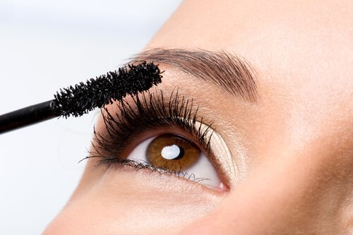 Vi kender det alle sammen. Vi lægger mascara, men rammer huden omkring øjet. Det er rigtig ærgerligt, og derfor har er løsningen ét af de make-up tricks vi har taget med i artiklen.
