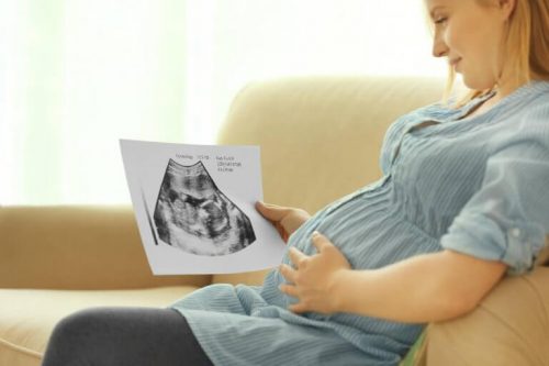 Kvinde kigger paa praenatal billede
