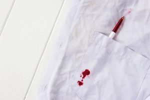 Sådan får du blækpletter af dit barns tøj