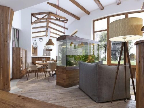 Stort akvarium i en stue