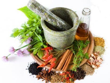 Der findes en række naturlige midler, der kan hjælpe med at behandle halitose på en effektiv måde.