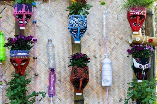 Vertikal have af plastikflasker - lav smukke urtepotter 