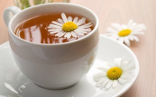 Te med kamilleblomster.