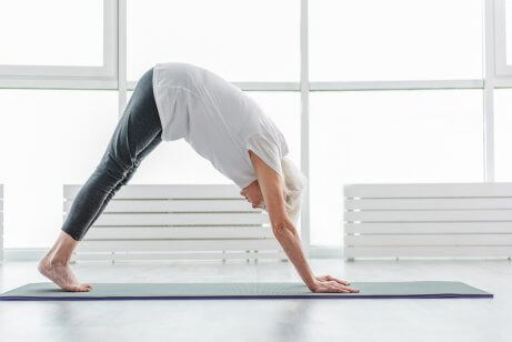 Person dyrker yoga